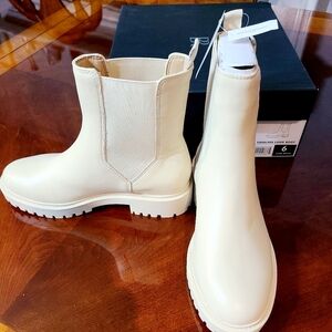 💙💙💙💙 NEW BANANA REPUBLIC Lug Boots  Size 6 NIB 🩷🩷🩷🩷🩷 NEW NEVER WORN!